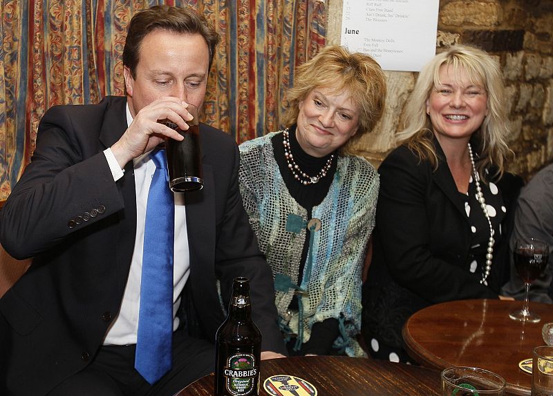 La noche electoral ha sido muy larga. David Cameron bebe un refresco en un pub en Witney, al sur de Inglaterra, mientras espera los resultados.