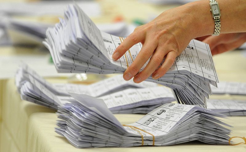 Papeletas de votación en el centro de ocio de Witney en el sur de Inglaterra