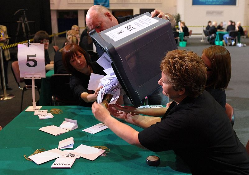 Vacían una de las urnas de votación en el colegio Adam Smith en Kirkcaldy, en Fife en Escocia