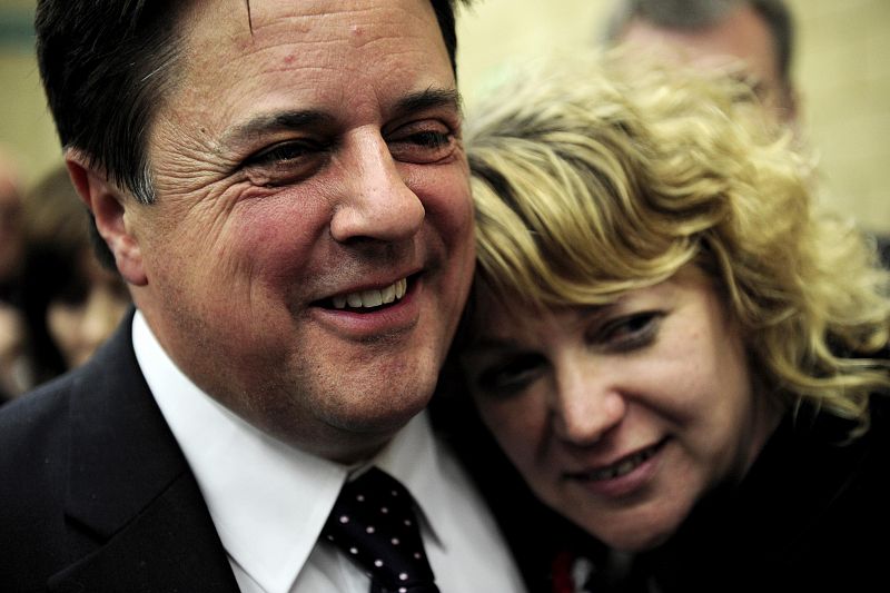 El líder del racista British National Party, Nick Griffin, junto a su mujer Jackie en la foto, no ha conseguido ningún escaño.