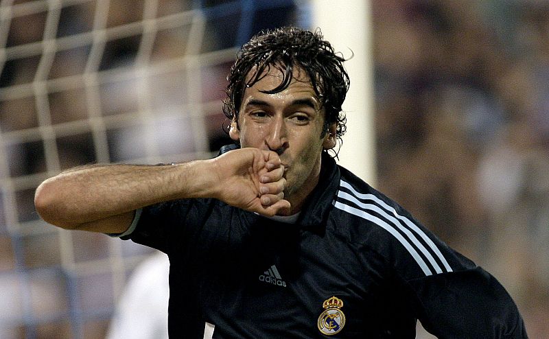 Raúl volvió al campo en el que debutó para marcar un gol que hacía soñar con la Liga.