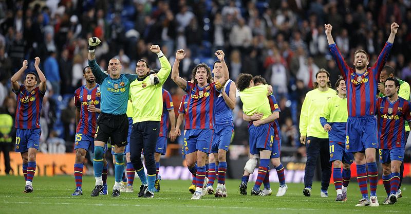 Los jugadores culés celebran la importante victoria en el coliseo blanco.
