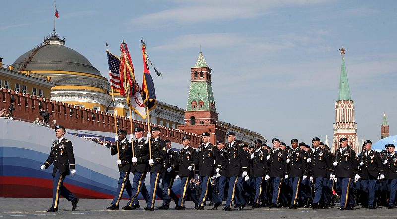 DESFILE MILITAR POR 65 ANIVERSARIO DE LA VICTORIA SOBRE LA ALEMANIA NAZI