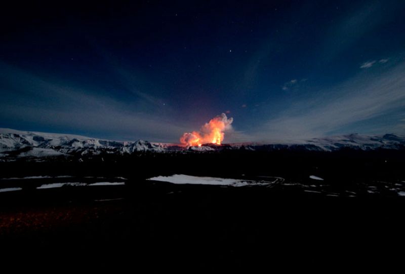 El volcán islandés que se ha convertido en destino turític, en erupción.