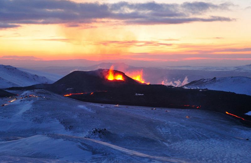 El volcán islandés que se ha convertido en destino turítico, en erupción.