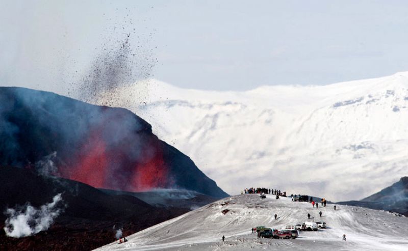 Varios turistas se reúnen para ver chorro de lava del volcán Eyjafjallajökull