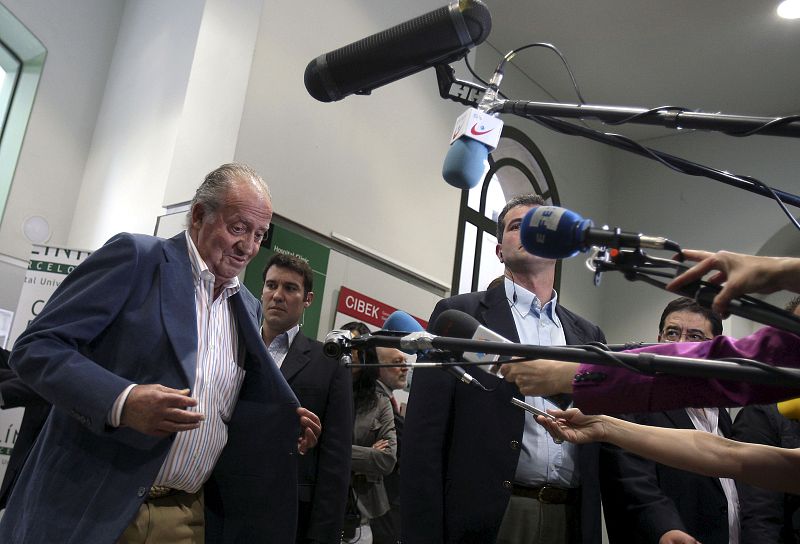 EL REY ALABA LA SANIDAD PÚBLICA EN ESPAÑA AL ABANDONAR EL HOSPITAL CLÍNIC