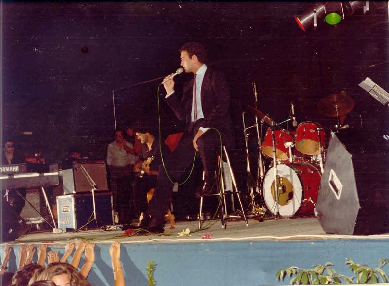 Bertín actuando en el club de golf de Vistahermosa a principios de los 80.