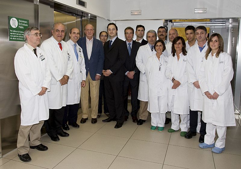 EL REY ALABA LA SANIDAD PÚBLICA EN ESPAÑA AL ABANDONAR EL HOSPITAL CLÍNIC