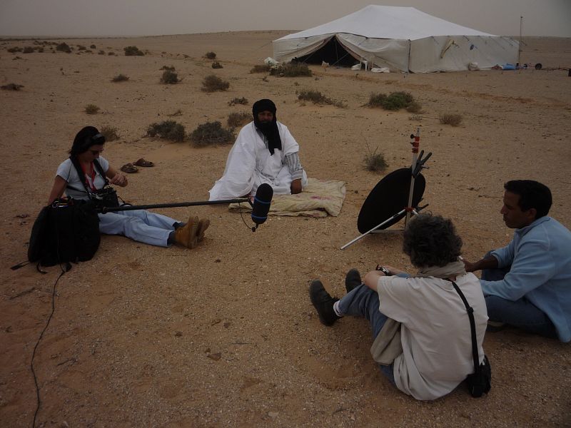 Entrevista en el desierto con una familia de nómadas