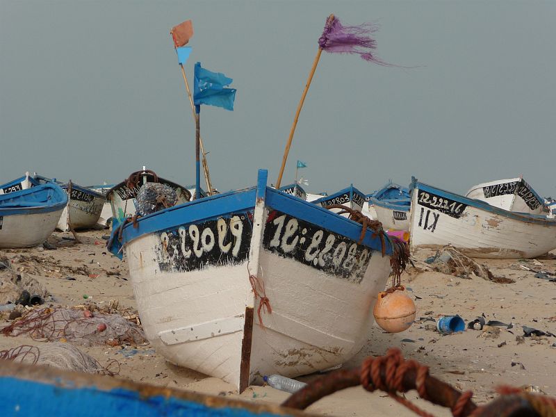 Barcas en tierra por la marejada en Dajla