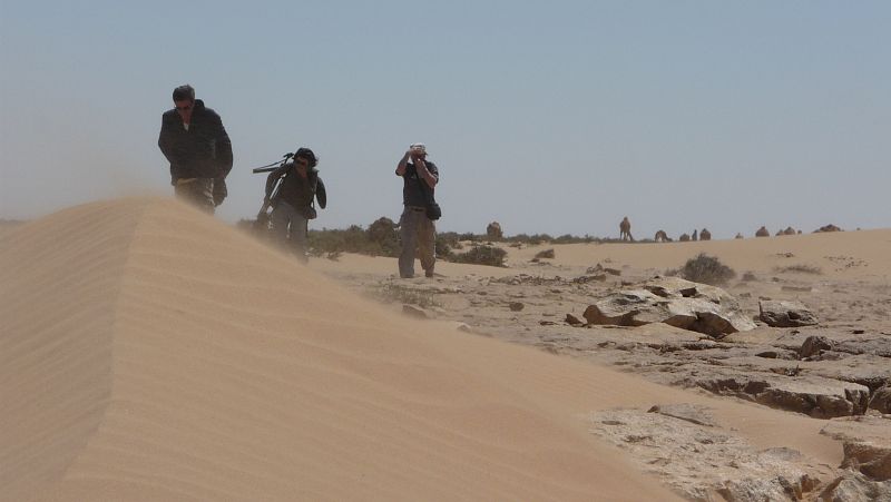 Caminando en la inmensidad del desierto contra la arena