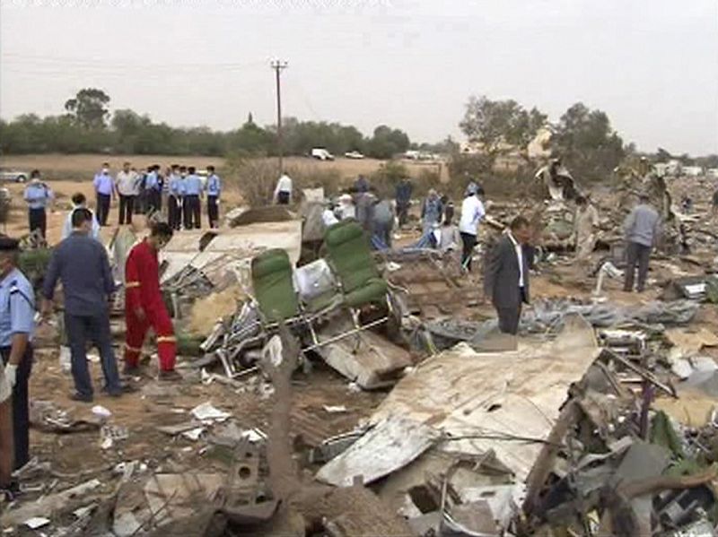 Los servcios de emergencia examinan los restos del vuelo 8U771