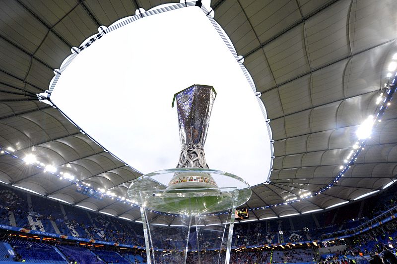 El trofeo de la Liga Europa está expuesto en el cesped antes del inicio de la final.