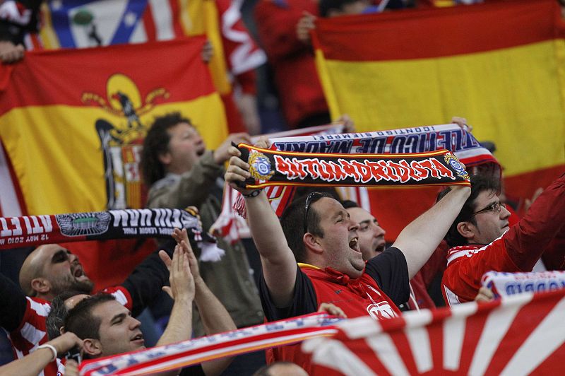 Aficionados del Atlético de Madrid animan antes del comienzo del choque ante el Fulham.g