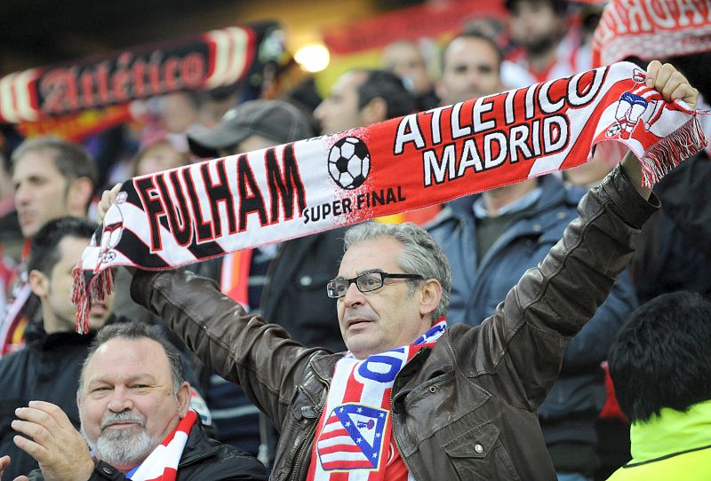 Seguidores del Atlético de Madrid animan a su equipo antes del inicio.
