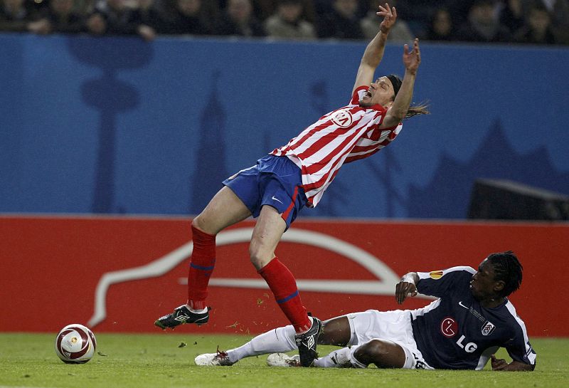 Dickson Etuhu y Tomas Ujfalusi durante un lance del juego.