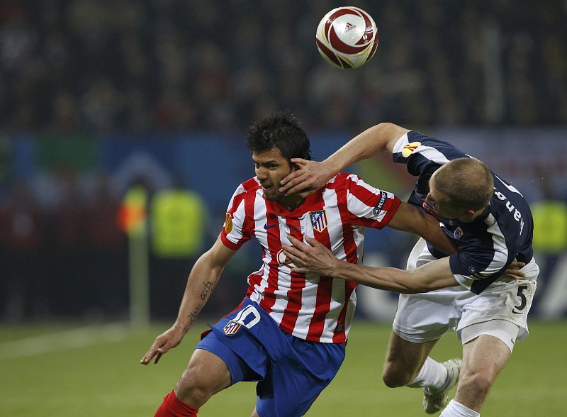 Hangeland intenta obstaculizar a Agüero.