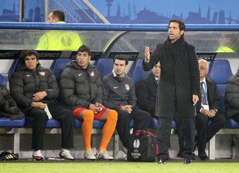 El entrenador Quique Sanchez Flores (d) del Atlético de Madrid reacciona durante el partido.