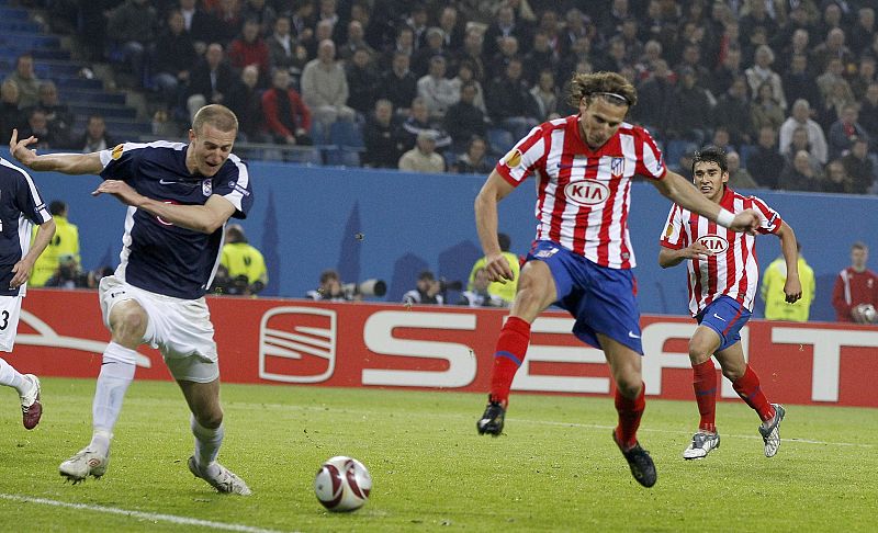 Momento en el que Forlán toca el balón que le pone el Kun.