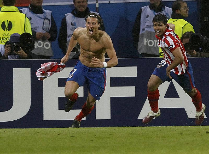 Forlan hace tocar el cielo a los atléticos.