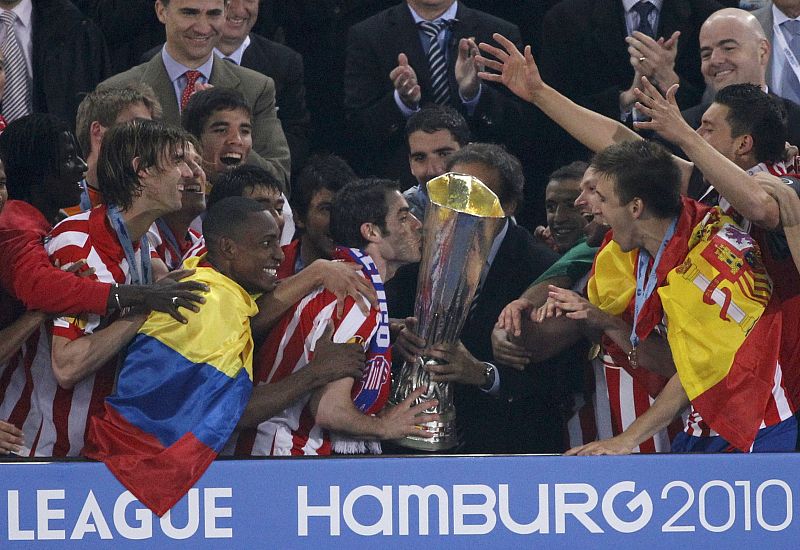 El capitán Antonio López besando la copa.