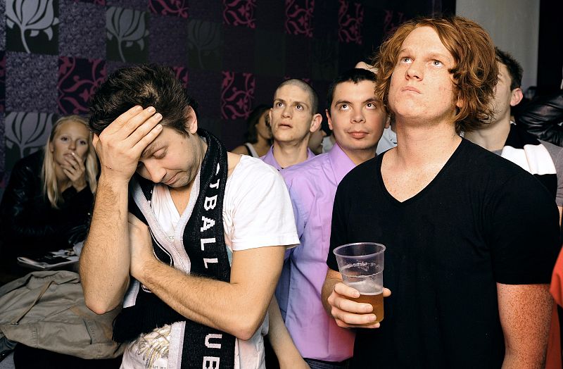 Aficionados del Fulham se lamentan por la derrota en un pub londinense.