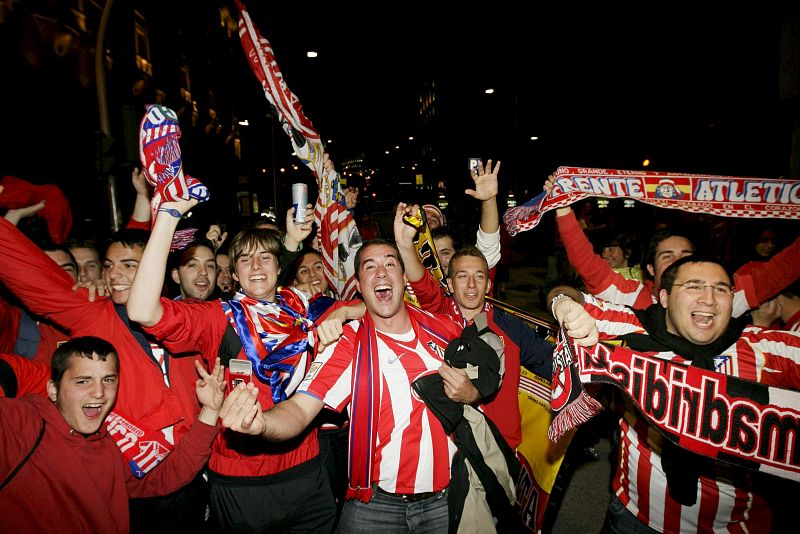 Miles de colchoneros se han congregado en la madrileña plaza de Neptuno para celebrar la consecución del título de la Liga Europa.