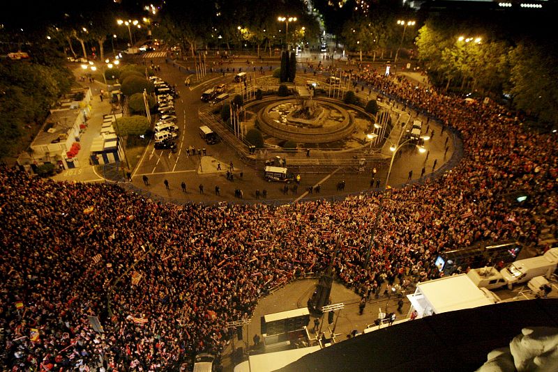 Éxtasis rojiblanco en las calles de Madrid.