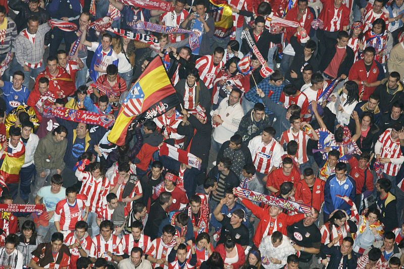 Seguidores del Atlético de Madrid se concentran en torno a la fuente de Neptuno.