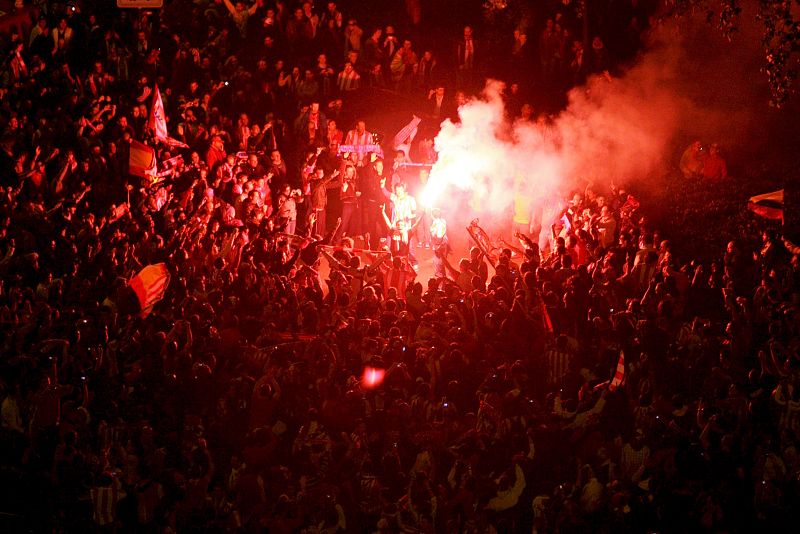 Rojo y blanco eran los colores de la noche madrileña.
