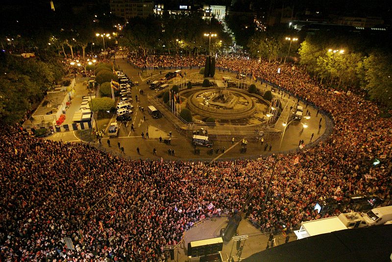 No cabía ni un alfiler en la plaza de Neptuno.