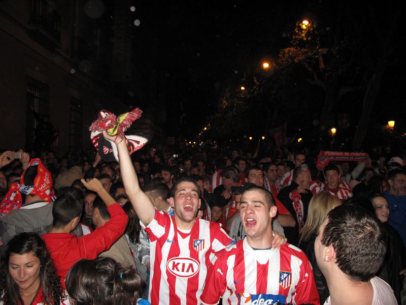 Los aficionados rojiblancos celebran a lo grande el título de su equipo.