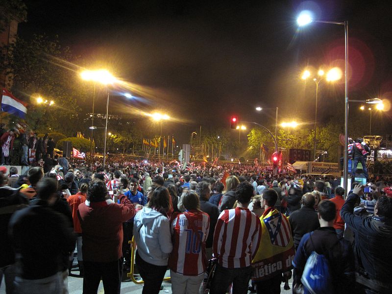 La plaza de Neptuno presentaba un lleno total una hora después del final del partido en Hamburgo.