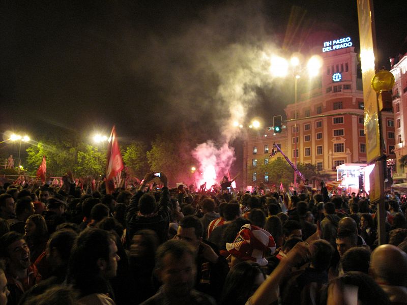 En la celebración no han faltado las bengalas, que han teñido de rojo la noche de Madrid.