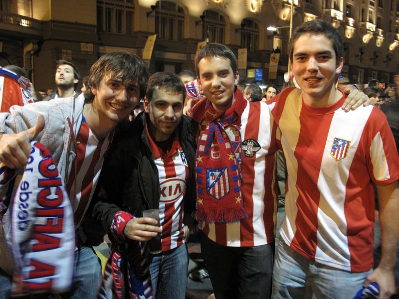 Un grupo de aficionados atléticos celebra el título europeo y ya piensa en ganar la Copa del Rey.