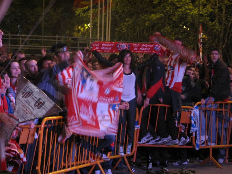 Los aficionados rojiblancos han disfrutado con la repetición de los goles del partido en las pantallas gigantes instaladas en la plaza de Neptuno.