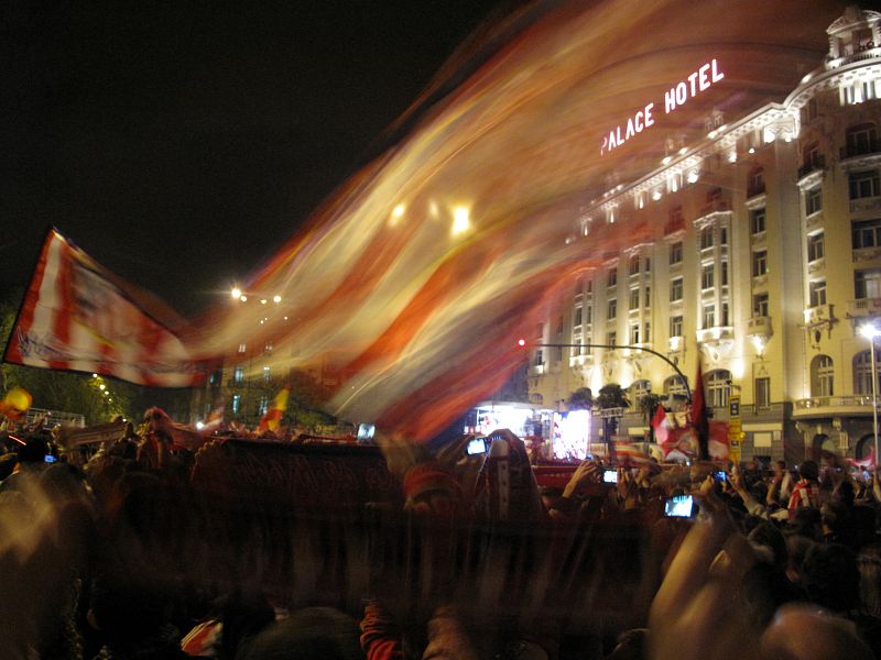 Las banderas rojiblancas han regresado a Neptuno y amenazan con volver dentro de una semana, cuando el Atlético juega la final de la Copa del Rey.