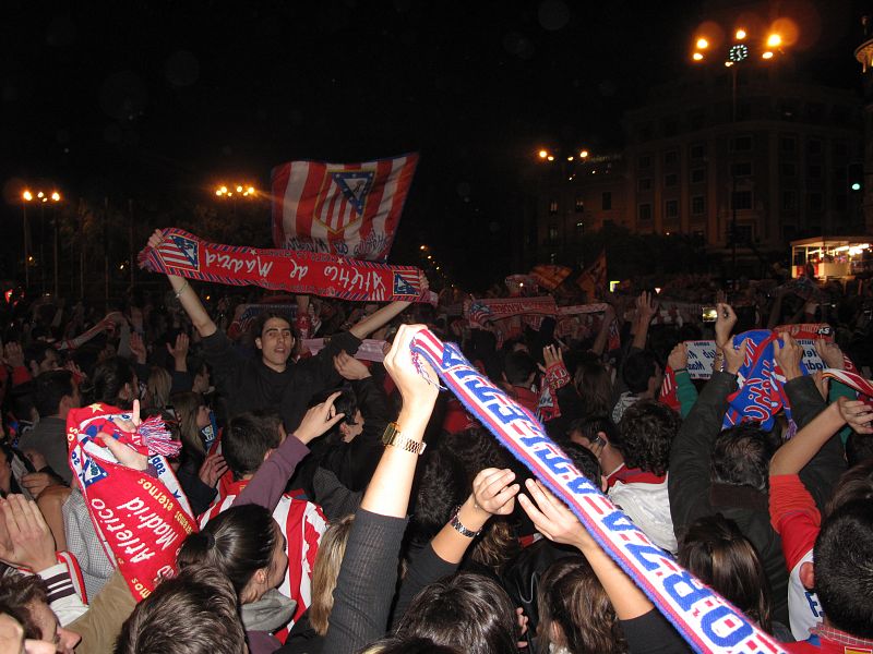 Miles de seguidores atléticos han tomado las calles madrileñas.