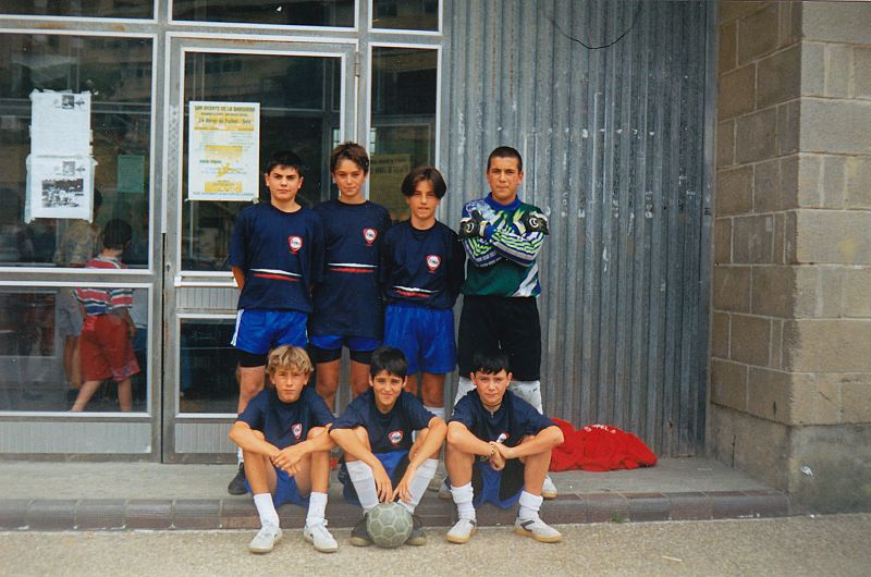 David con sus compañeros del equipo de fútbol.