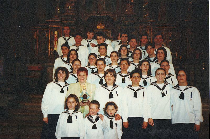 Bustamante posando junto a sus compañeros en una foto de grupo.