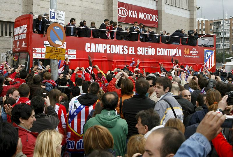 Los jugadores del Atlético de Madrid, subidos a un autobús descubierto, son vitoreados por la afición junto al estadio Vicente Calderón