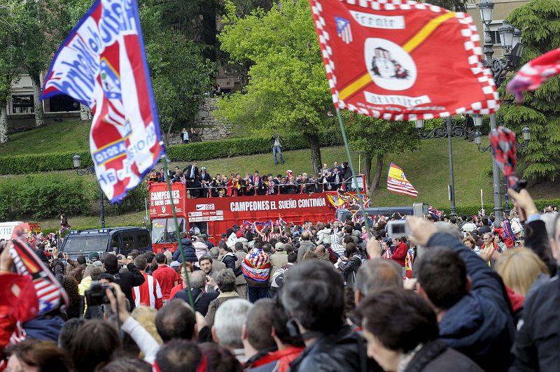 Los jugadores del Atlético de Madrid subidos en el autobús.