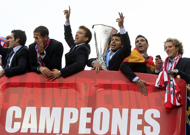 Kun Agüero no suelta la copa en el autobús.