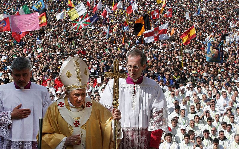 EL PAPA BENEDICTO XVI OFRECE UNA MISA EN EL SANTUARIO DE FÁTIMA