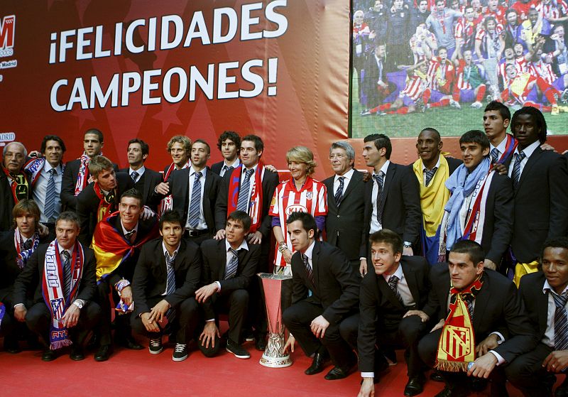 La presidenta de la Comunidad de Madrid, Esperanza Aguirre (c) posa junto con los jugadores y el equipo técnico del Atlético de Madrid.