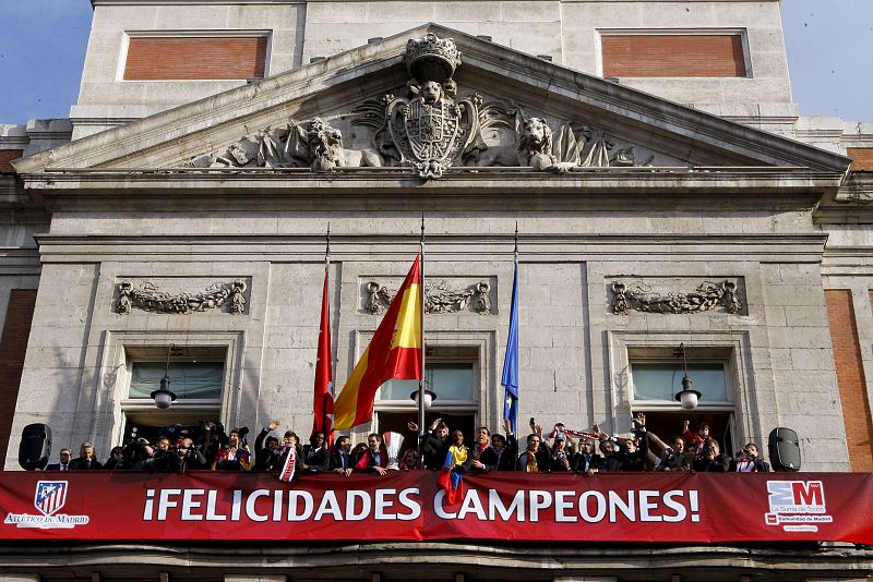 Los jugadores y equipo técnico desde el balcón de la sede de la Comunidad, en la Puerta del Sol de la capital.