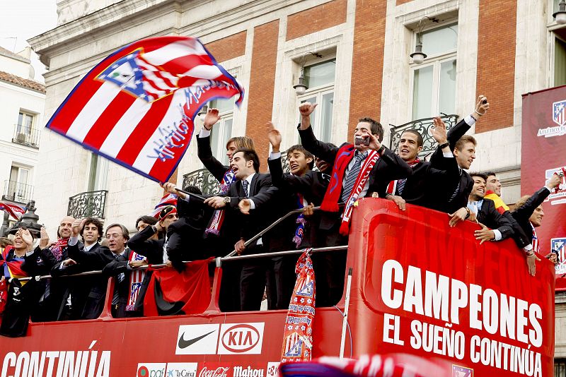 Los jugadores y equipo técnico del Atlético de Madrid abandonan la Puerta del Sol.