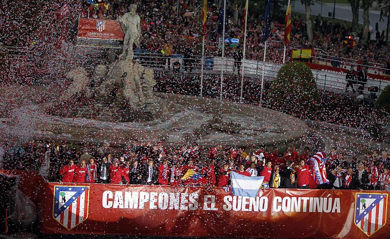 Vista de la plaza de Neptuno a la llegada de la caravana.