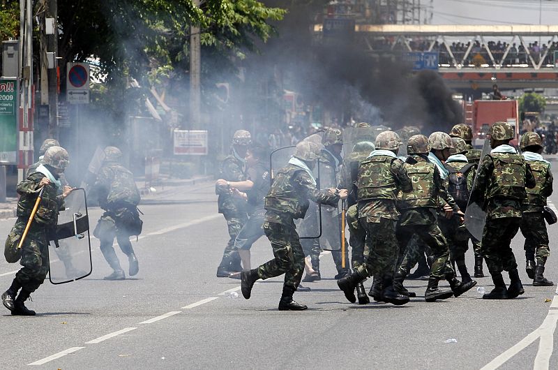 Los soldados se protegen de los ataques de los manifestantes